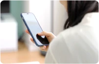 スマートフォンで問い合わせをする女性
