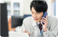 担当者が電話で現在の状況を確認する様子