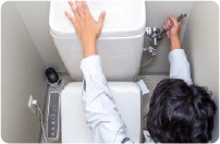トイレ交換工事をする作業員